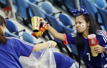 日本球迷赛后冒雨清理垃圾-3158财富安徽