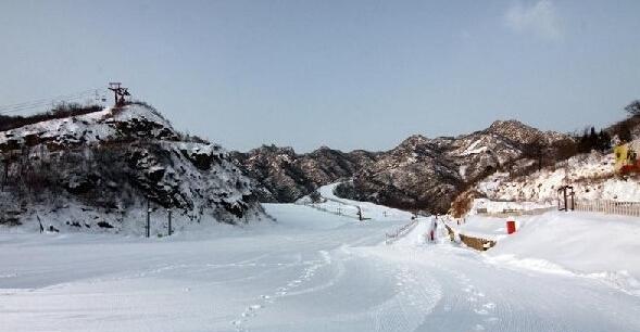 说起2014北京冬季旅游景点,小编首先推荐的肯定是北京室外赏雪景的好地方! 2014北京冬季旅游景点推荐长城(北京室外赏雪地) 毛主席曾说过:北国风光,千里冰封,万里雪飘。望长城内外,惟余莽莽,给我印象很深刻,人们也都说不到长城非好汉,可我相信现在肯定还有很多没有去过长城的,所以2014年冬季,一起爬长城吧!