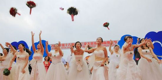 【天涯海角国际婚庆节】2014年天涯海角国际婚庆节时间是什么时候?第18届天涯海角国际婚庆节什么时候开始?第18届天涯海角国际婚庆节将于2014年12月12日-12月16日在三亚举办,999对金婚银婚老人相聚天涯海角,是不是很浪漫呢?下面小编带你来看看2014年天涯海角国际婚庆节时间、地点、活动等信息!