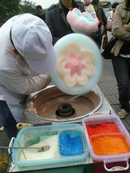 街头行走的艺术 甜舔嘴花式棉花糖