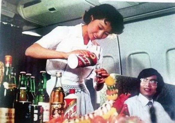 82年乘机乘客免费喝茅台-3158餐饮网