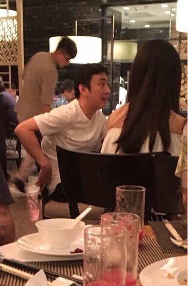 王思聪又带着女伴去吃饭 她穿得好性感