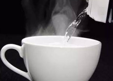 的环境里进行体力劳动或剧烈运动,至少每小时喝2~4杯凉水(500~1000ml)