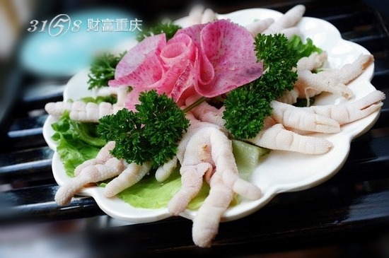 而鸡爪的营养价值颇高,它富含谷氨酸,丰富的钙质及胶原蛋白和钙质,多