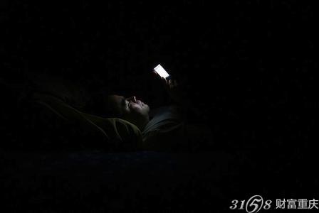 晚上在被窝里玩手机,应该尽量把手机的亮度调低