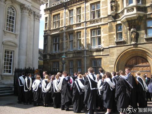 日前,根据外媒的报道,英国剑桥大学放宽实施了好几百年的学士服穿着