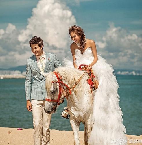 骑马的婚纱照_婚纱照骑马图像