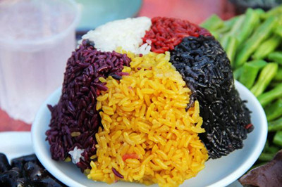 五色糯米饭是贵州苗族,壮族的传统风味小吃.