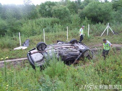 黑河凯美瑞撞护栏致3死1伤