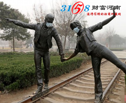 郑州雕塑戴口罩防雾霾_雕塑网 今天的天气终于可以看得到太阳了,是不是好天气就有好心情呢?是否可以让你忘了前几日的雾霾呢?前几日连续的雾霾天气,让市民忍无可忍。这不河南省郑州市,位于金水区东风渠公园的雕塑被饱受连续雾霾折磨的市民戴上了口罩,表示对雾霾的无奈。 郑州雕塑戴口罩 郑州雕塑戴口罩 看到上面的图像是不是很呆萌?市民可不是恶搞而是对雾霾天气的无奈之举。