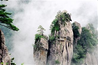 尧山(石人山)风景名胜区位于河南省平顶山市鲁山县西,地处伏牛山东段.