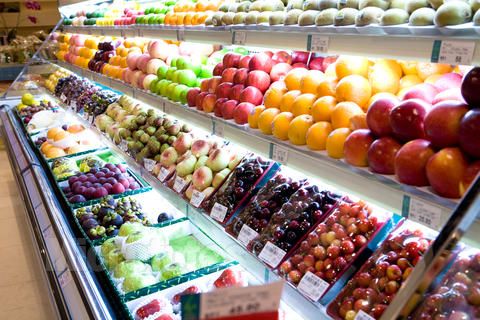 水果专卖店与大超市相比,优势在于便利,与小地摊儿相比,优势在于诚信