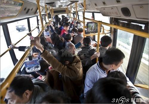 早高峰长沙"最挤公交" 最多挤80人