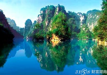 1992年,由张家界森林公园等三大景区构成的武陵源自然风景区被