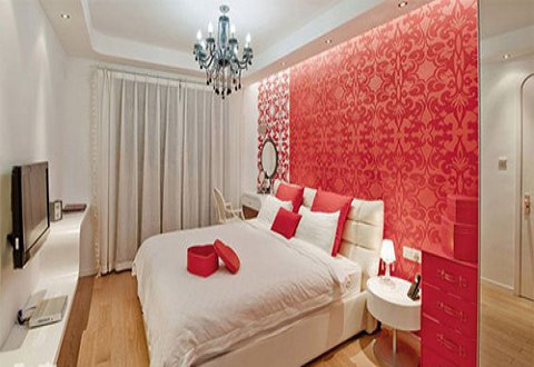 婚房装修效果图三:卧室以白色作为底色,背景墙一块红色比较突出,窗帘