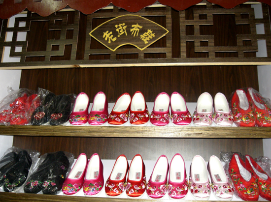 苏绣家纺 >  苏州刺绣 江苏特产南京老街布鞋介绍 老棉布鞋是高淳著名