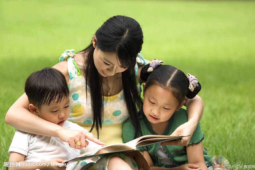 培养心灵美 每个孩子都拥有一颗独特的心灵,每一个心灵都有一扇窗。打开它,照耀它,需要心灵的创意。所以最好的教育就是要帮助每个孩子发现自己成长的可能性,让孩子有灵性地成长,并成长为有灵性有智慧的人。 学校是孩子学习成长的地方,因为孩子的成长是独特而且卓越的,因而又是一种创意的成长。教育者的教育智慧就是要为每个孩子找寻到最有创意的成长密码。值得高兴的是,我们的很多学校就拥有这种教育智慧。比如,有的学校为孩子设定的创意成长密码是做一个善良的人因为善良可以使人的心灵更纯净,与人为善,可以开启人生的美好旅途,并