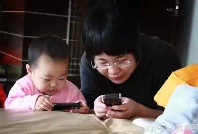 父母当着孩子面看手机有弊无利-3158教育网