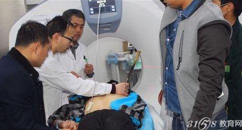  学生被标枪扎中  画面太惊心不敢看!-3158教育