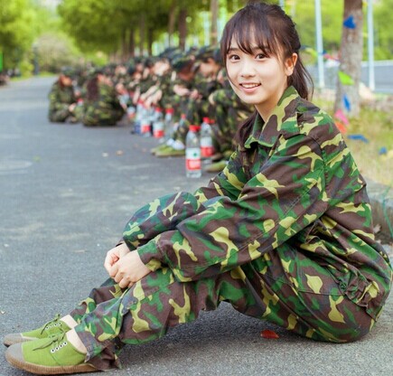 浙江大学城市学院joyin女神军训照 近日,浙江大学城市学院一名女生