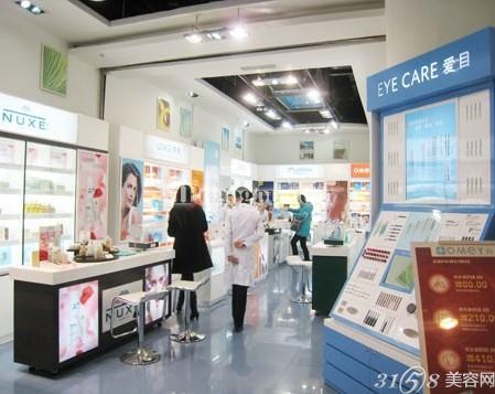 目前药妆店的发展态势仍然停留在一个比较低的水平,因为药妆专柜经营