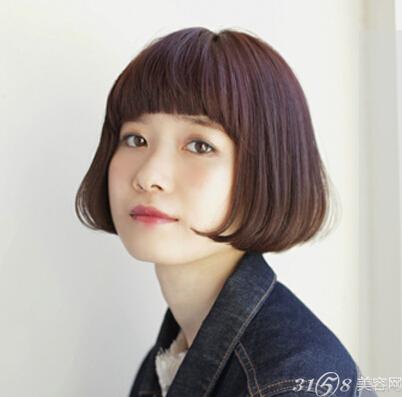 look2 适合的年龄:20岁—25岁 发型类型:内扣短发 虽然短发的长度