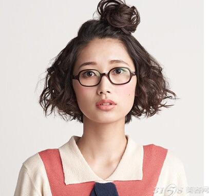 短发刘海怎么梳好看?这一款短发刘海上梳造型,尽显女生可爱与俏皮的一面,两边吶蓬松感的烫卷头发不仅华丽个性更是让俏皮味道倍增,再将前额的刘海上梳弄成一个扭转成小发包,满满都是张扬着女生的可爱俏皮感。 短发刘海怎么梳好看? 第一步 先将前额的刘海用橡皮筋绑成发辫的样子。 第二步 然后把发辫缠绕成发包,再用加热的卷发棒将头发烫卷。 第三步 最后喷上啫喱水定型,就可以完成这款短发刘海扎发了。