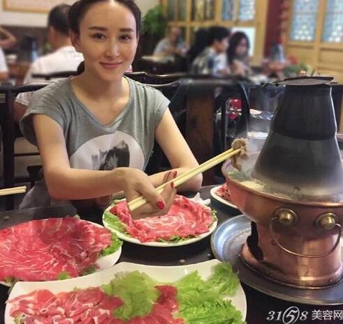 资讯中心 行业资讯 静素颜吃火锅 网友:纹的眉好尴尬 一桌子都