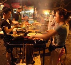 喝夜啤酒掉了钱包民警赶到现场处理