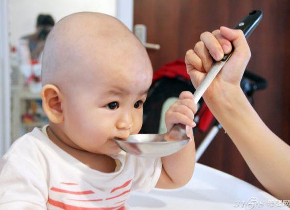 宝宝不吃饭的原因一、家长娇惯孩子 一些儿童吃过多的甜食、水果糖、冰激凌等含糖较多的零食,胃总处于工作状态而没有足够的食物排空时间,处于不饥饿的状态,于是稚嫩的胃就会没有饥饿感,孩子自然会食欲不佳。 宝宝不吃饭的原因二、喂养不当 辅食添加不及时,孩子到了该断奶的年龄还没有能力进食乳类以外的食品,就会影响孩子咀嚼功能的发育,这样必然会影响到孩子的进食兴趣。 宝宝不吃饭的原因三、家长对孩子的暗示及影响 家长经常在孩子面前说哪种饭菜好吃、哪种不好吃,就会给孩子以暗示作用,孩子听了这些话,很可能对某种食物产