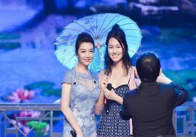 【江珊携爱女现身】50岁江珊携19岁爱女现身 母女同框谁是妈妈谁是