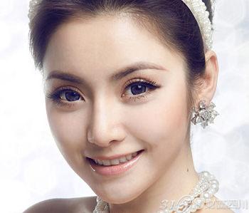 Q1:一个好的眉型是否能够改变一个人的容貌呢? 我觉得一对漂亮的眉毛可以开阔一个人的容貌,使她的脸型更加立体。经过很好修整的眉毛,拥有自然丰满的眉型和眉色,并且最重要的是:漂亮的眉峰!没有杂乱的,过长的杂毛,也没有模糊的上眉线;没有过度拔毛或圆润的弧度,也没有不明显的眉峰。