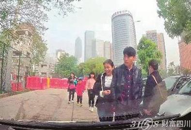  女子下车弄丢婚戒 是怎么回事 过路情侣笑着捡