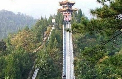 九龙山国家森林公园,坐落在蓟县城东穿芳峪境内,距县城20公里,公园总