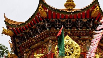 十五世纪初,庙被火烧毁后,由明正土司,将庙迁于康定城西南面