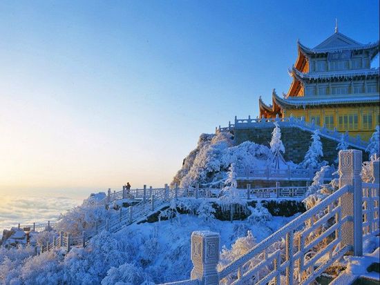 雷洞烟云:峨眉山高寒地带一大气象景观.