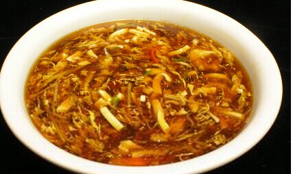 酸辣汤为家常汤菜.以肉丝,豆腐,冬笋等料经清汤煮制而成.