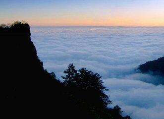 蓥华山风景名胜区位于什邡县城西北,与绵竹,茂县,彭县九峰山景区相邻