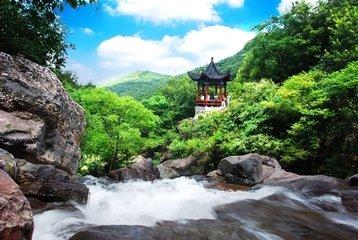 简介 祥龙谷属峡谷类山水景区,山峰奇特,瀑布众多,森林茂密,人文景观