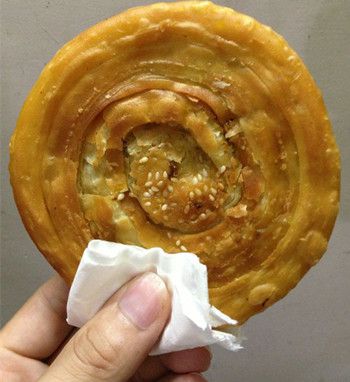 酥饼,只需买一个炉子,如果不用煎饼炉,不想用油煎就买烤箱烤或者买一