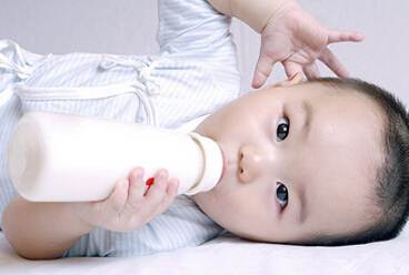 两个月宝宝吐奶是怎么回事-3158母婴网