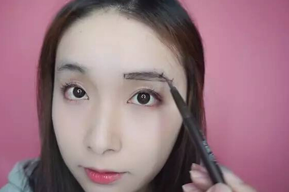 眉毛两边总是画不对称 小编有方法