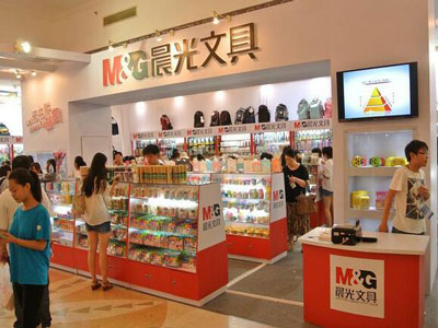 要是在学校附近开一家晨光文具店的话,那是稳赚钱的,晨光文具是文具