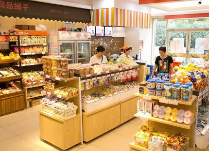 那么很多人都会选择相对来说比较便宜的店铺,良品铺子休闲食品