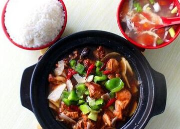 南云上品瓦香鸡米饭有30款菜品,款款是精品,砂锅产品,时令蔬菜汤,风味
