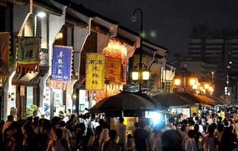 杭州美食夜市推荐  河坊街步行街.夜晚的河坊街比白天更有人气.