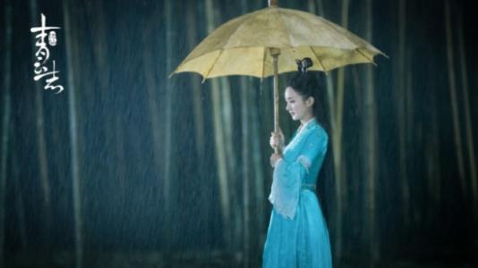 近日,《青云志》曝光的一系列古风组图里,一众主演各具姿态,造型生动形象,宛如画中仙人,与该剧的清雅色调相得益彰。李易峰饰演的张小凡手持烧火棍,衣袂飘飘,三眼灵猴小灰伏其右肩,平添萌意。而化身鬼厉后,则一身红衣,似临敌而战,眼神决绝冷漠,两个截然相反的性格将如何被演绎也成为该剧的一大看点。赵丽颖饰演的碧瑶一袭绿衣,身影俏丽灵动。杨紫饰演的陆雪琪手持天琊剑,冷艳而立。此外, 画中少年林惊羽(王俊凯饰)一跃而起,剑指一方,英气逼人;少年张小凡(王源饰)手捧噬血珠,一脸天真纯净,暗示其童年的遭遇;狐妖小七(易烊