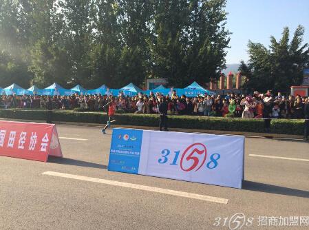 西昌国际马拉松赛选手半程男子组报道