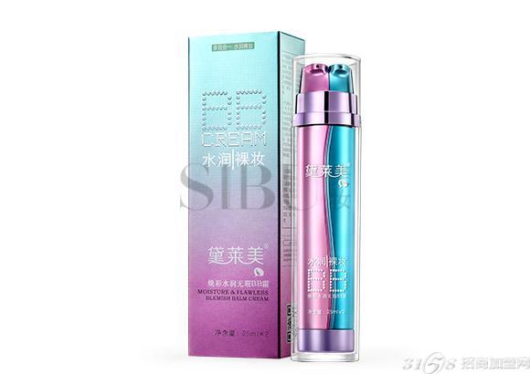 二、 黛莱美焕彩水润无瑕BB霜外观设计 评测方法:拍摄产品包装盒及包装瓶,评析其外观设计。 包装盒外观:黛莱美焕彩水润无瑕BB霜外包装盒采用粉紫色与水蓝色作为主要色调,沿用了黛莱美品牌系列一贯的风格色系,蓝色寓意着浪漫与幸福,紫色则是高贵典雅的象征,两种色调渐变融合、完美搭配,赋予了产品华贵优雅的时尚内涵。包装盒工艺精湛,独特的压纹技术打造高端质感,采用磨砂反光材质,在光线照 射下闪耀着华丽的珠光。
