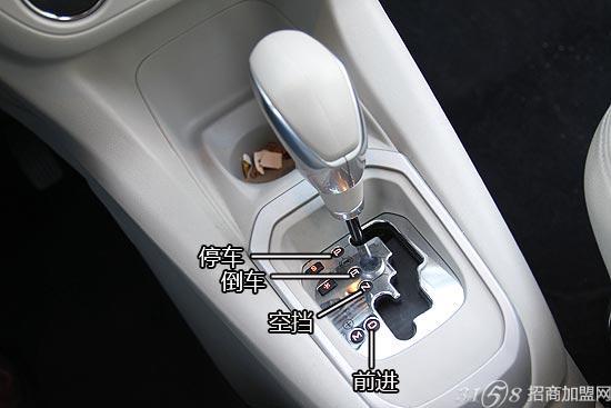优驾王自动离合器让驾驶员在起步、换挡、刹车时都不需要踩离合器踏板就可以轻松的操作,从而也彻底的解放驾驶员的左脚,对于新手或女性来说更是得力的帮手,他们再也不用担心起步会熄火、坡道会溜车,也不用担心在堵车的时候会手忙脚乱和紧踩离合器而导致腿酸背痛。 优驾王自动离合器的出现满足了众多车主的需求,更让无数代理商赚足了财富。使用优驾王自动离合器会让你轻松自在的开车,也让你体会到手动挡与自动挡转换的方便。有了优驾王自动离合器这个得力的助手,以低价格购买手自动档汽车的车主们就可以体验到自动挡车的乐趣,优驾王自动离合
